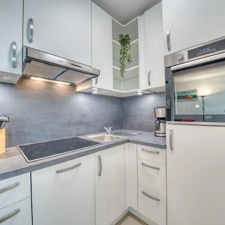 - Haus F, App 0f1002 Διαμέρισμα